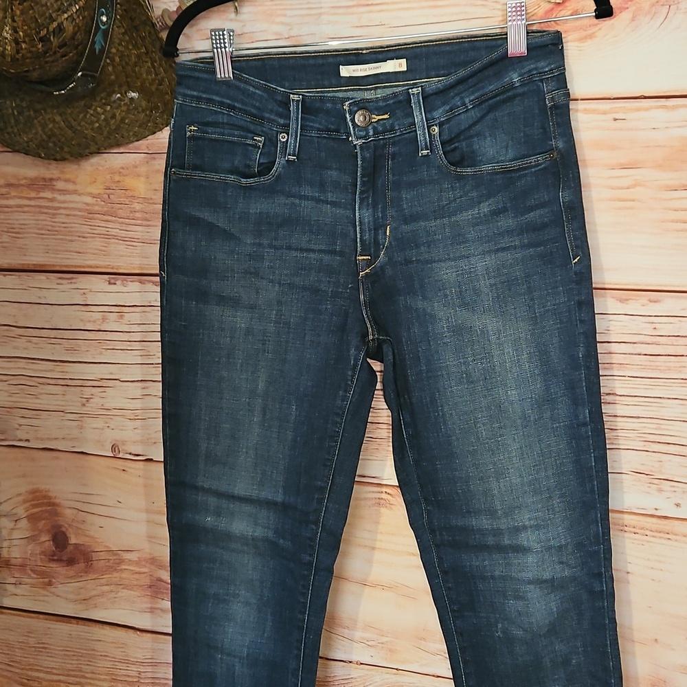 LIKE NEW AUTHENTIC LADIES "LEVIS"  MID RISE SKINNY JEANS! SZ 8